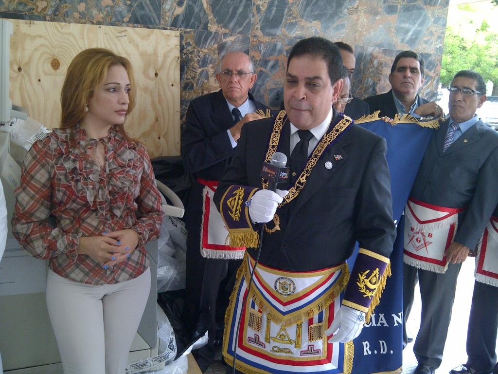 Eddy Peña y Los Masones de la Logia Perseverancia de Moca entregan equipos médicos al hospital